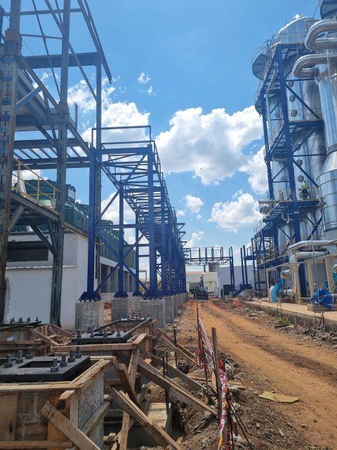 Fundaciones de pipe racks con la estructura metálica montada