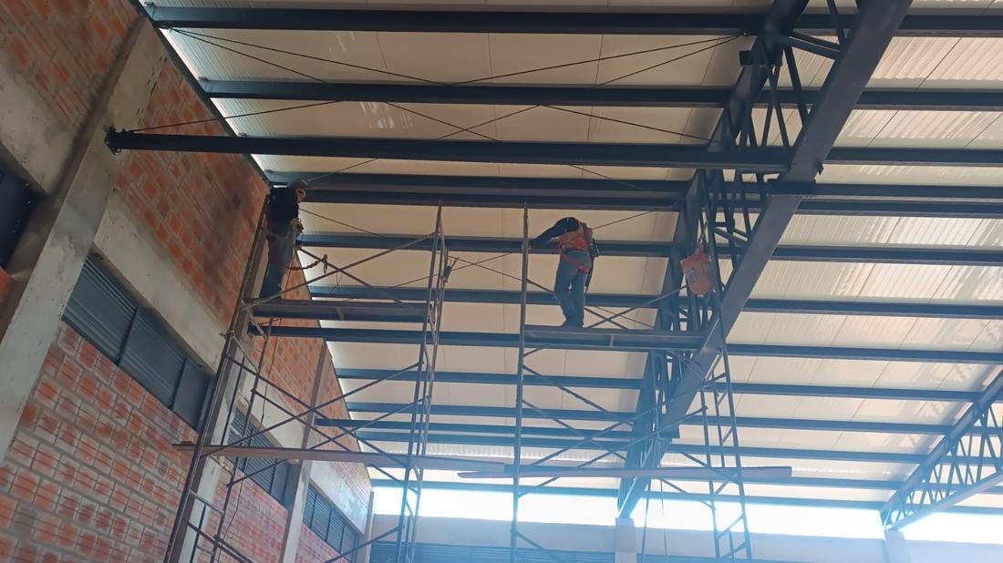 Montaje de la cubierta del tinglado industrial